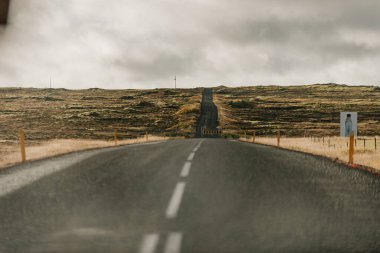 Tabela ve çöreklerle dolu bir masa.