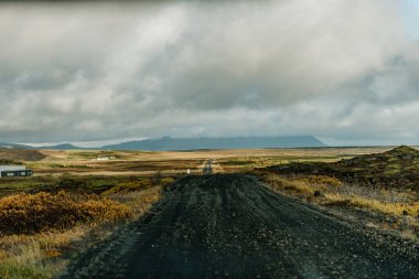 Tabela ve çöreklerle dolu bir masa.