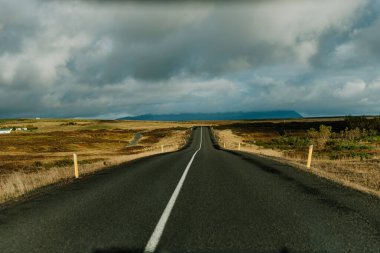Tabela ve çöreklerle dolu bir masa.