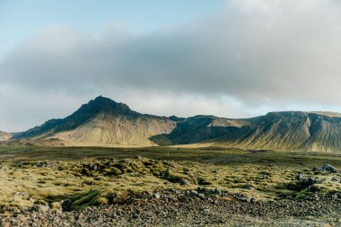 Tabela ve çöreklerle dolu bir masa.