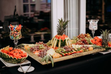 Tabela ve çöreklerle dolu bir masa.