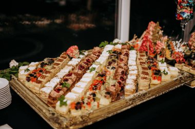 Masada çeşit çeşit aperatifler olan bir büfe.