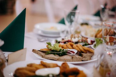 Tabakları ve bardakları olan bir masa.