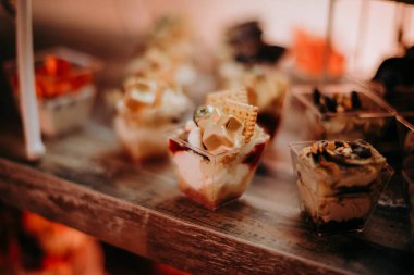 Ahşap bir rafta tatlıların görüntüsü