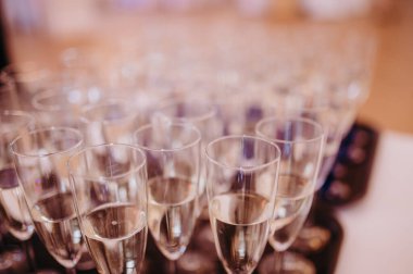 Masada şampanya bardakları var.