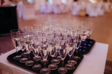 Masada bir tepsi şampanya bardağı.