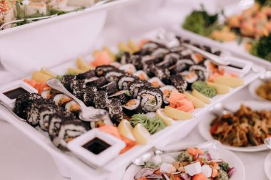 Suşi ve diğer yiyeceklerle dolu bir büfe.