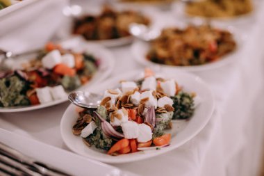 Tabakları ve gümüş kaşığı olan bir masa.