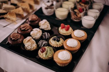 Masada bir tepsi kek ve hamur işi.