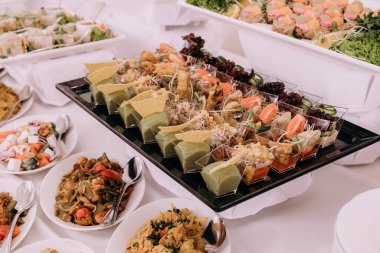 Bir çok farklı yemek çeşidine sahip bir açık büfe.