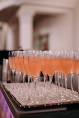 Masada bir tepsi şarap bardağı.