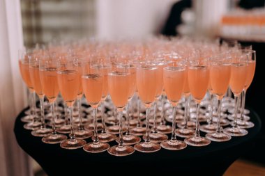 Bir sürü şarap dolu bir masa.