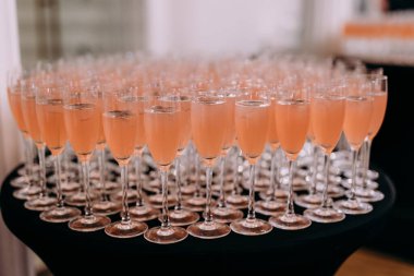 Şampanya dolu bir masa.