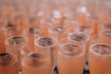 Şampanya dolu bir masa.