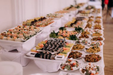 Bir çok farklı yemek çeşidine sahip bir açık büfe.