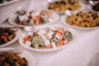 Üzerinde yemek tabakları olan bir masa.