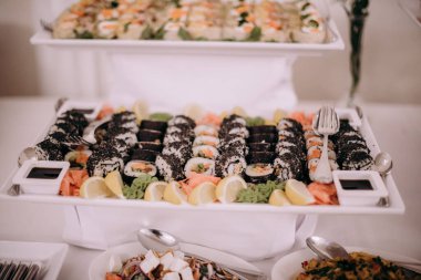 Suşi ve diğer yiyeceklerle dolu bir büfe.