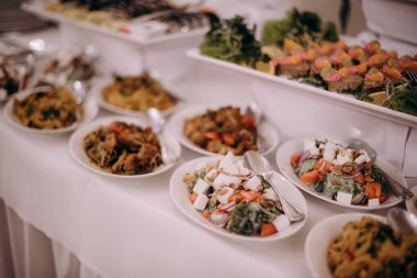 Bir sürü yemek tabağı olan bir açık büfe.