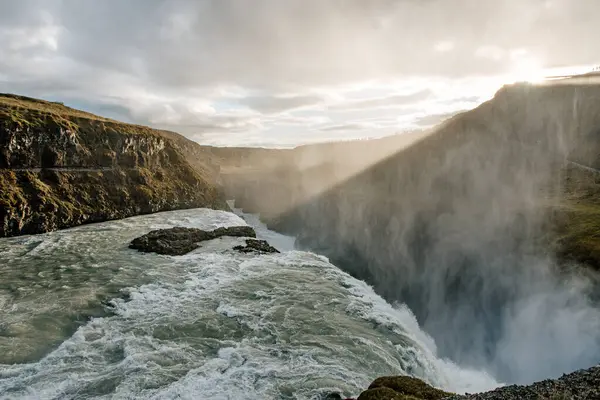 Uçurumun kenarında duran bir şelale.