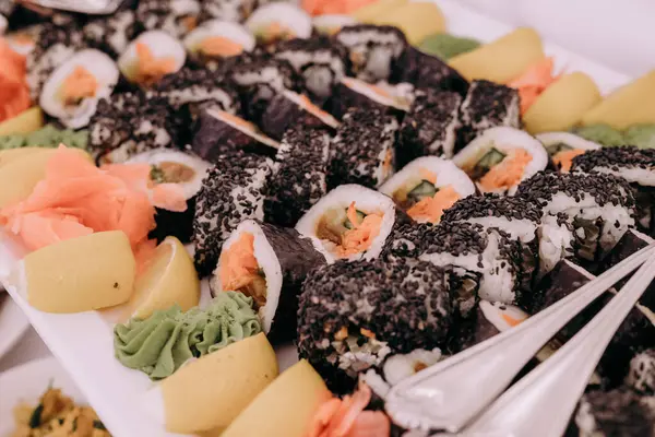 Bir tabak suşi ve diğer yiyecekler.