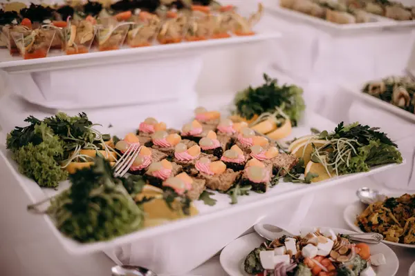 Tabaklar dolusu yemeğin olduğu bir büfe.