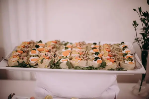 Farklı mezelerle dolu bir tabak yemek.