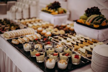 Masada çeşit çeşit aperatifler olan bir büfe.