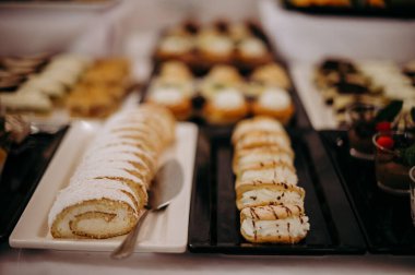 Çeşitli hamur işleri ve tatlılarla dolu bir büfe.