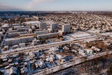 Yerleri karla kaplı bir şehir.