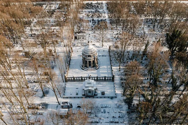 Karlı bir arazinin ortasında bir bina.