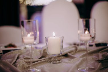 Mumlu bir masa ve bir bardak şarap.