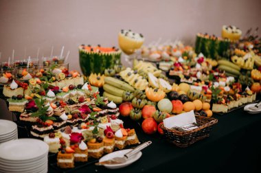 Çeşitli yiyeceklerle dolu bir açık büfe.