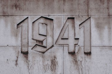 Duvarda yangın musluğu olan bir numara.