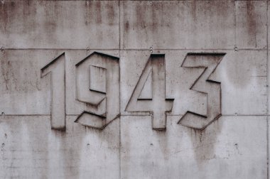 Üzerine numara kazınmış bir bina.