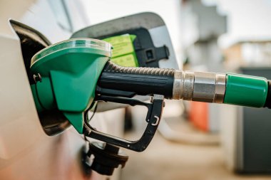 Yeşil yakıt başlıklı bir benzin pompası.