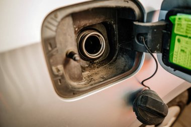 Yeşil ekranlı bir benzin pompası.