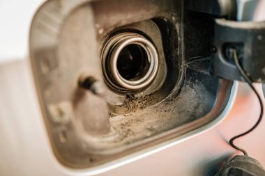 Küçük egzoz borusu olan bir arabanın dikiz aynası.