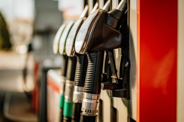 Benzin hortumları olan bir benzin pompası.