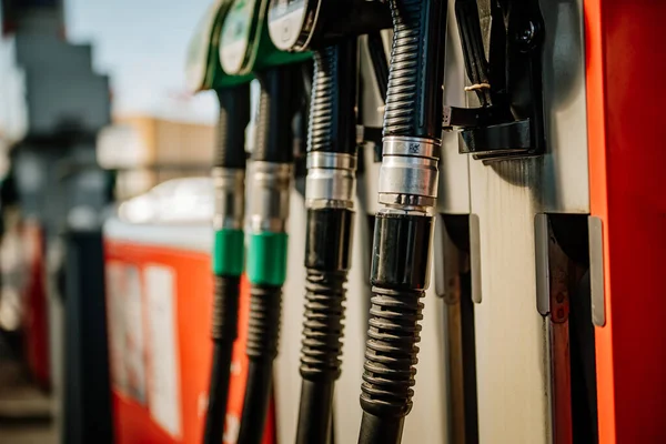 Benzin pompaları olan bir benzin istasyonu.