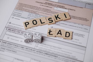 Kelimelerle kaplanmış bir kağıt parçası.