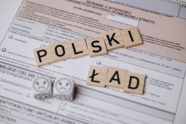 Tahta blok imla cilası ve saati olan bir mühür.