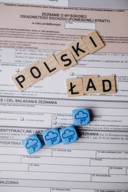 Kağıdın üzerinde duran mavi bir zar.