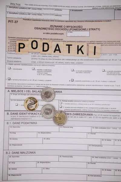 Üzerinde bozuk para ve kalem resmi olan bir kağıt.
