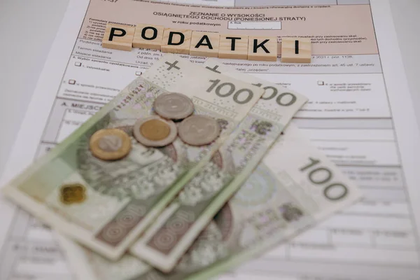 Bir yığın banknotun üstünde duran bir yığın para.