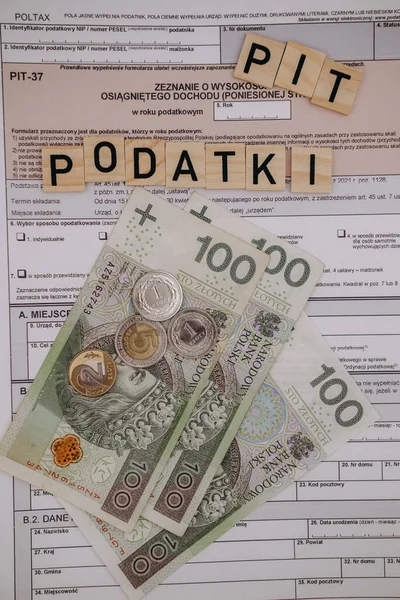 Bir yığın banknotun üstünde duran bir yığın para.