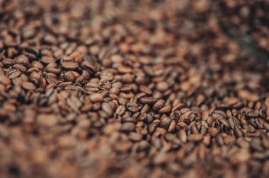 Masadaki kahve çekirdeği yığını.