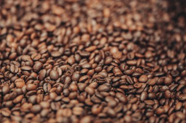 Bulanık bir geçmişi olan kahve çekirdeği yığını.