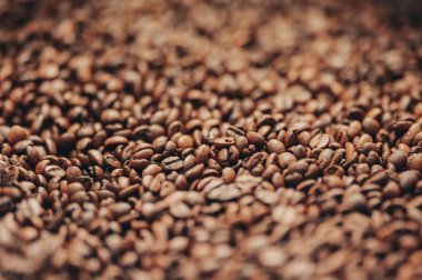 Masadaki kahve çekirdeği yığını.