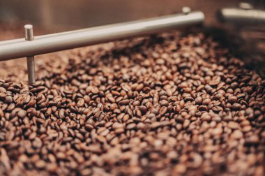 Bir grup kahve çekirdeği kızartılıyor.