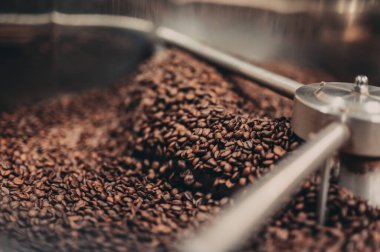 Kahve çekirdekleriyle dolu bir kahve öğütücüsü.